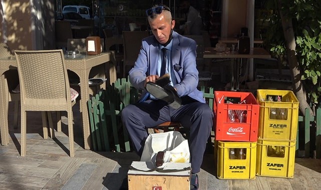 Takım elbisesi olmadan ayakkabı boyamıyor