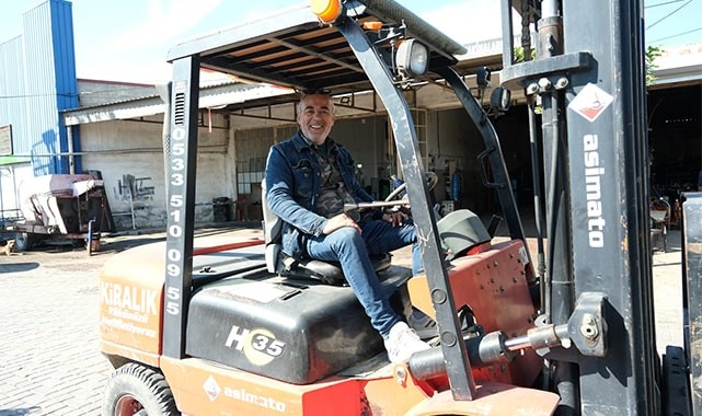 Otomobilin yolu kapatmasına kızdı, forkliftle kaldırıp kenara bıraktı