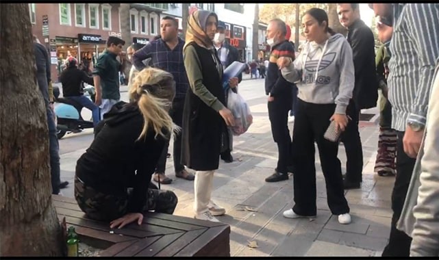 İki kadın onlarca kişinin bakışları arasında tekme tokat kavga etti