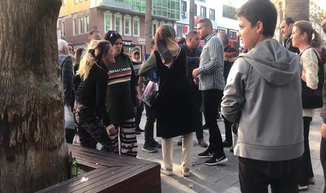 İki kadın onlarca kişinin bakışları arasında tekme tokat kavga etti