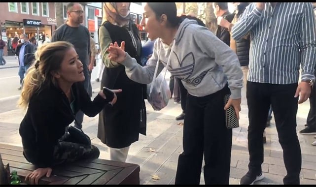 İki kadın onlarca kişinin bakışları arasında tekme tokat kavga etti