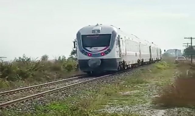Trenin çarptığı traktörün ön iki tekerleği tarlaya uçtu; 1 yaralı