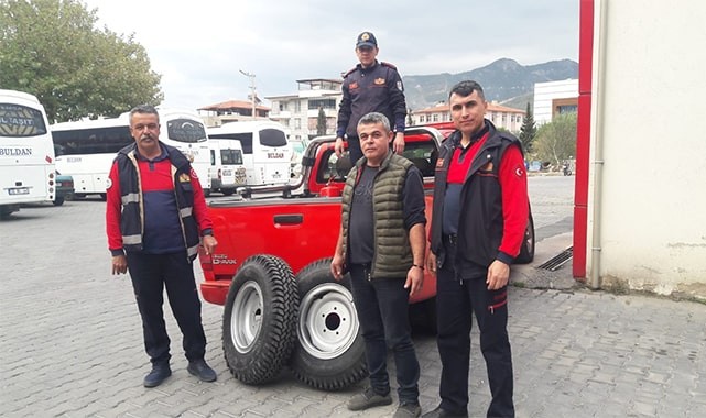 Büyükşehir itfaiyesi lastiği çalınan su tankerine sahip çıktı