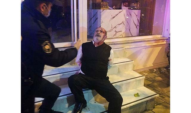 Şehir magandası baba ve oğlu, 4 kilometre sonra duvara tosladı