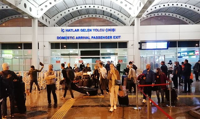 Büyük korku ve panik yaşayan yolcular iner inmez yakınlarına koştu