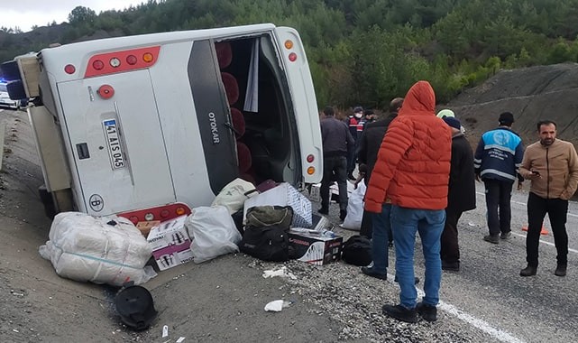 Midibüsün devrildiği kazada 3'ü ağır 12 kişi yaralandı