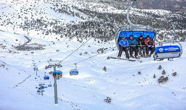 Denizli Kayak Merkezi’nde kar kalınlığı 25 santimetreyi buldu