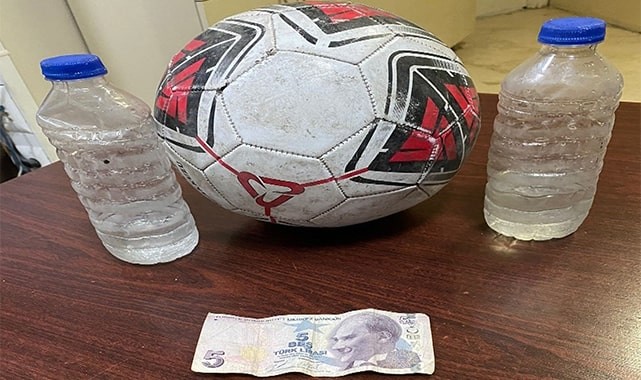 Parkta pet şişeler ve futbol topuyla kumar oynarken yakalandılar