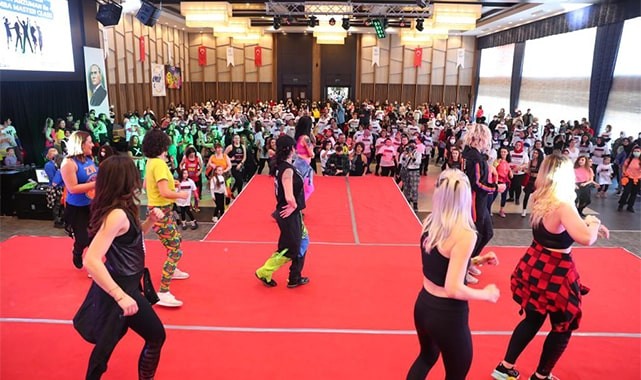 MERKEZEFENDİ’DE DANS VE SPORSEVERLER ZUMBA İLE COŞTU