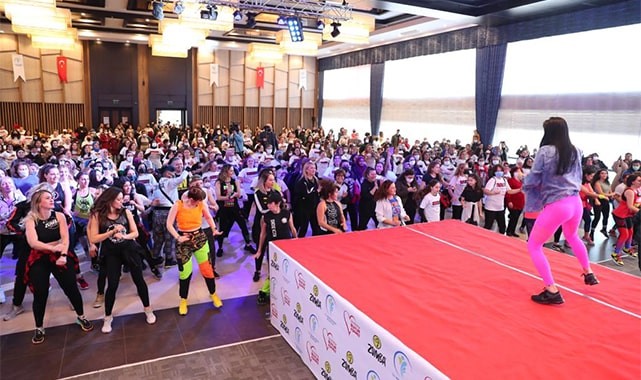 MERKEZEFENDİ’DE DANS VE SPORSEVERLER ZUMBA İLE COŞTU