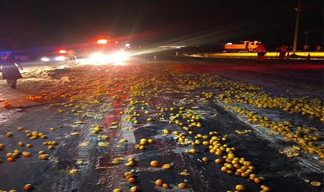 Yolcu otobüsü TIR'a çarptı: 1 ölü, 23 yaralı
