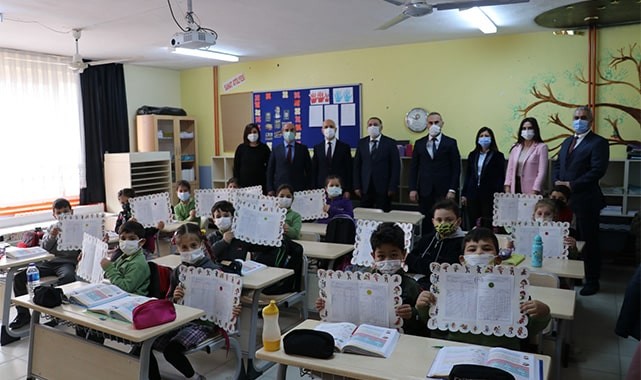 Sarayköy protokolü öğrencilerin karne heyecanını paylaştı