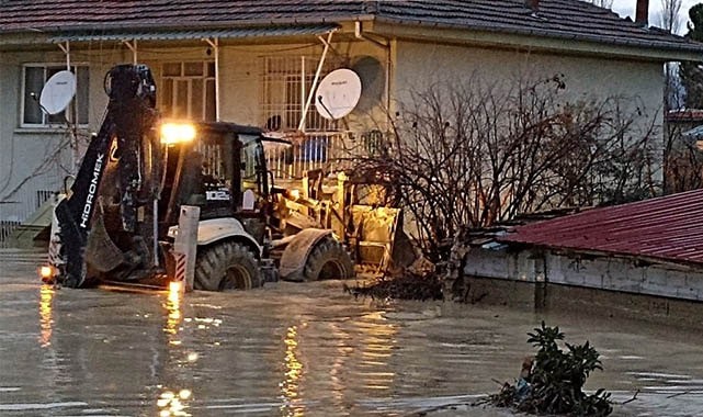 Sarayköy'de evleri su bastı