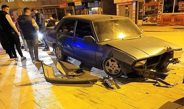 Hızını alamayan otomobil önce direğe sonra araçlara çarptı