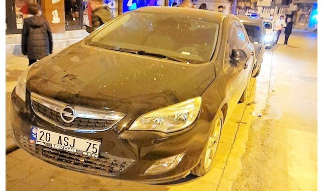 Hızını alamayan otomobil önce direğe sonra araçlara çarptı