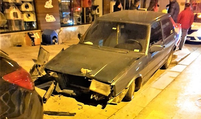 Hızını alamayan otomobil önce direğe sonra araçlara çarptı