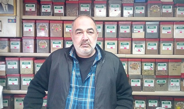 Torbasının arkasına saklayarak götürdü