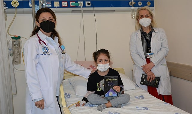Doktor anneden hasta çocuklara kitap hediyesi