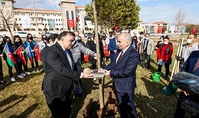 Kardeşlik fidanına Karabağ’dan getirilen toprak kondu