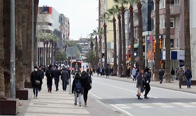 Maske zorunluğunun kalkması Denizlilileri ikiye böldü