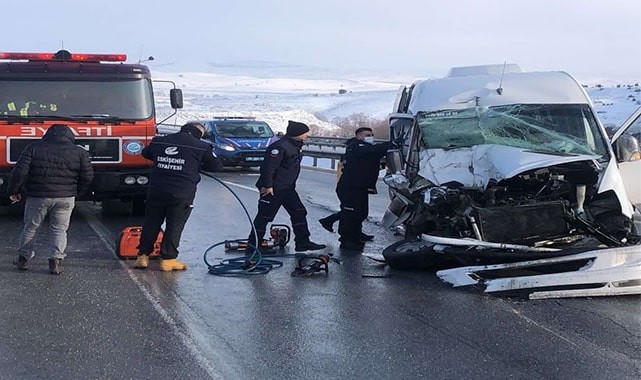 Denizlili öğretmen ve öğrencileri taşıyan minibüs, Eskişehir’de kaza yaptı; 16 yaralı