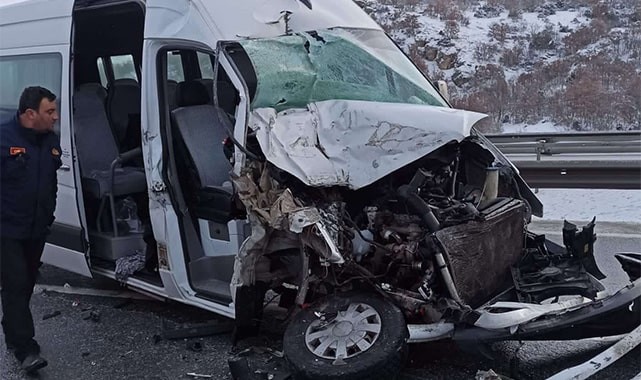 Denizlili öğretmen ve öğrencileri taşıyan minibüs, Eskişehir’de kaza yaptı; 16 yaralı