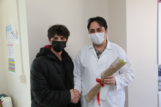 ÖĞRENCİLERDEN HEKİMLERE TIP BAYRAMI ZİYARETİ