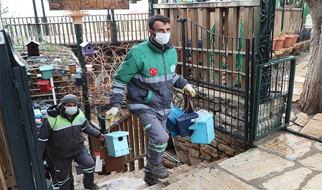 İŞ ADAMI KIZIL MERKEZEFENDİ BELEDİYESİ’NE KUŞ YUVALARI BAĞIŞLADI