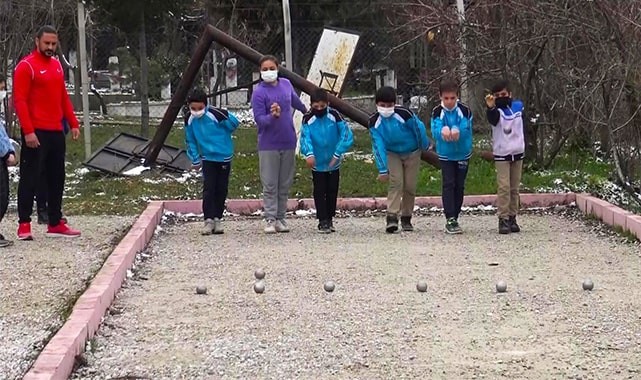 Soba üzerinde topları ısıtıp dağ köyünde bocce oynuyorlar
