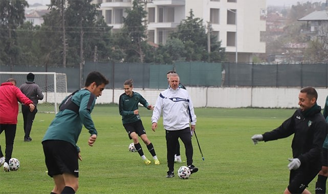 Mesut Bakkal: “Bu takımı ligde bırakmak boynunun borcu oldu”
