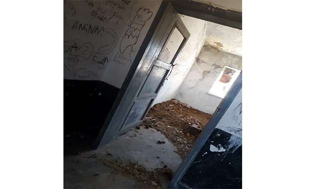 Ahır olarak kullanılan eski köy okulunu bilim ve sanat yuvasına dönüştürdü