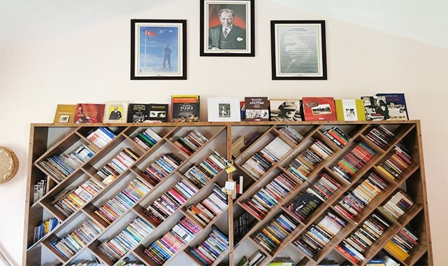 Ahır olarak kullanılan eski köy okulunu bilim ve sanat yuvasına dönüştürdü