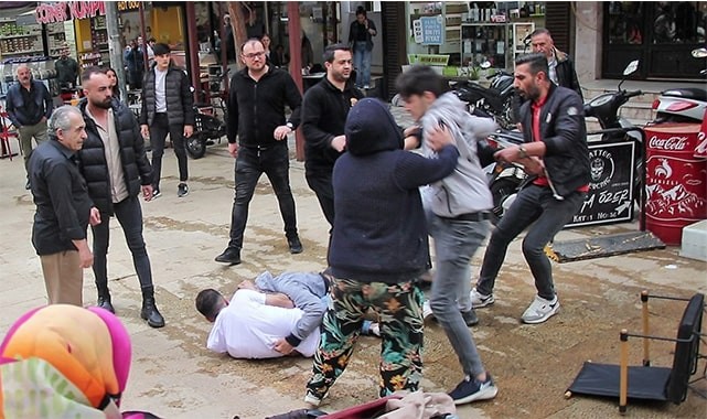 Şehir eşkıyaları önce çocuğu ardından araya giren esnafı tekme tokat dövdü