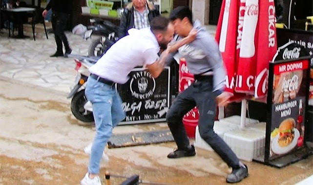 Şehir eşkıyaları önce çocuğu ardından araya giren esnafı tekme tokat dövdü