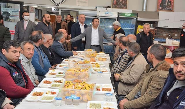İFTARINI KAMYON VE TIR GARAJI'NDAKİ ŞOFÖR ESNAFIYLA YAPTI