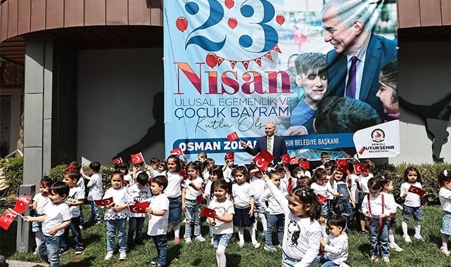 Başkan Zolan, miniklerin bayram sevincini paylaştı
