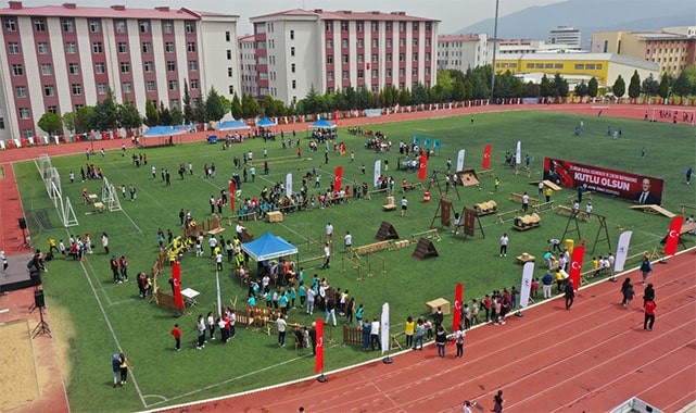 23 NİSAN COŞKUSU SALONLARA SIĞMADI