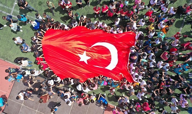 23 NİSAN COŞKUSU SALONLARA SIĞMADI