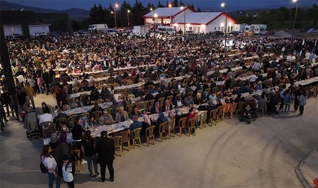 GECENİN KARANLIĞINDA BAYRAM COŞKUSU
