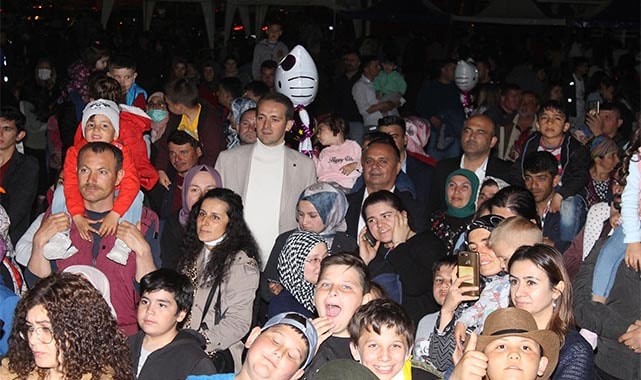 GECENİN KARANLIĞINDA BAYRAM COŞKUSU