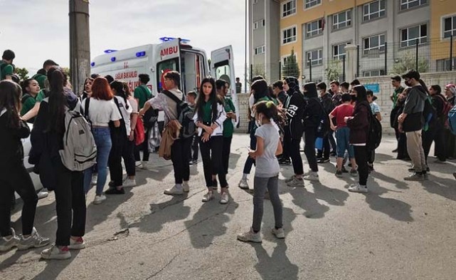 Serbest kaldıktan sonra okula gidip, bıçaklanan liseliye yardım eden arkadaşlarını tehdit ettiler