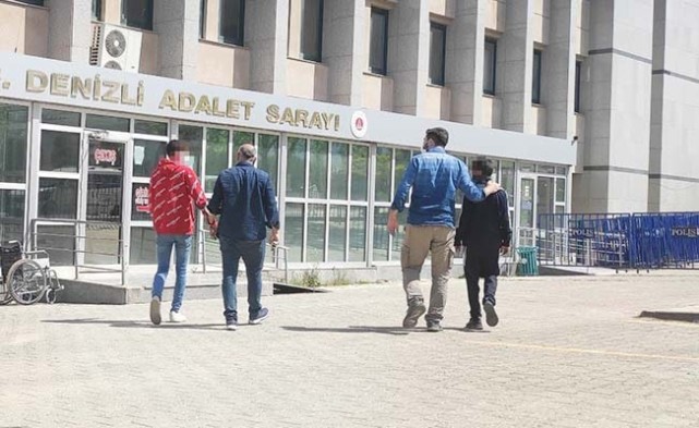 Serbest kaldıktan sonra okula gidip, bıçaklanan liseliye yardım eden arkadaşlarını tehdit ettiler