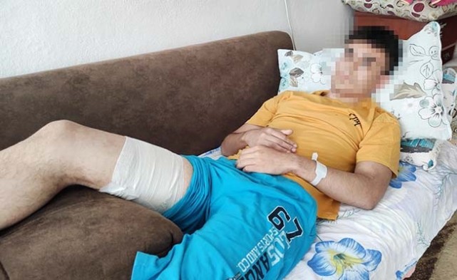 Serbest kaldıktan sonra okula gidip, bıçaklanan liseliye yardım eden arkadaşlarını tehdit ettiler