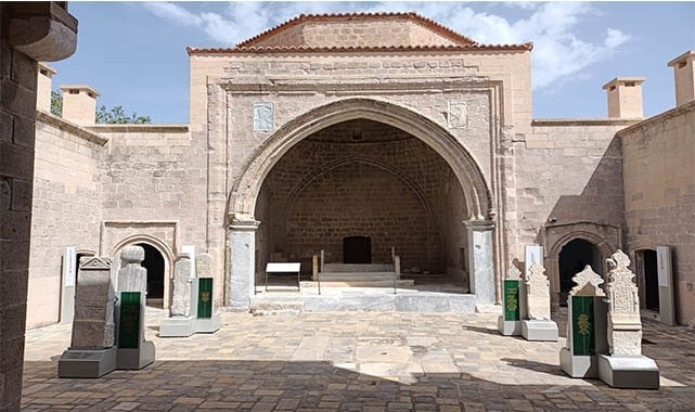 BEÇİN KALESİ VE MENTEŞEOĞULLARI BEYİ AHMET GAZİ TÜRBESİ, MUĞLA-MİLAS İLÇESİ