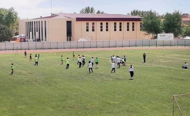 Anneler Günü'nü yeşil sahada anneleriyle kutladılar