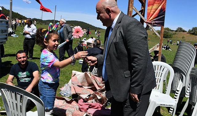 Uçurtma Festivalinde Yayla Gölü renklendi