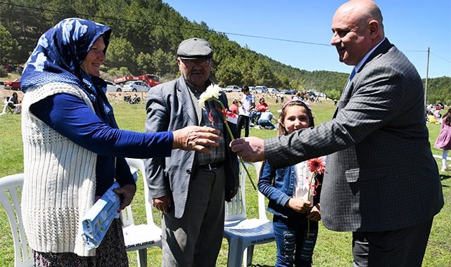 Uçurtma Festivalinde Yayla Gölü renklendi