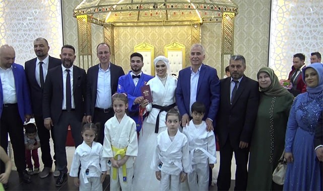 Siyah kuşak sahibi gelin damadı yerden yere vurdu