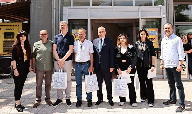 Bu sergiye gelenler kahkahalara boğuluyor