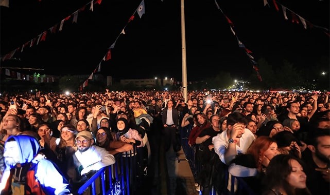 GRİPİN KONSERİ ONBİNLERCE GENCİ COŞTURDU
